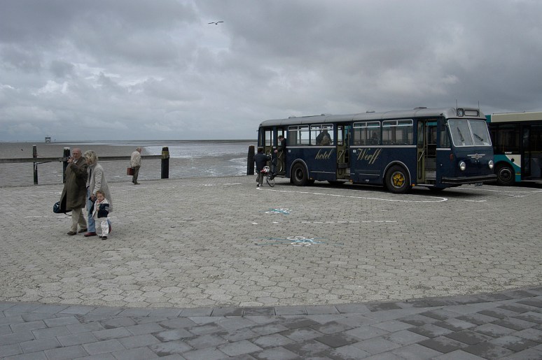 • Bij de aanlegsteiger van de veerboot, de gasten vertrekken naar de wal, 10 juli 2004.